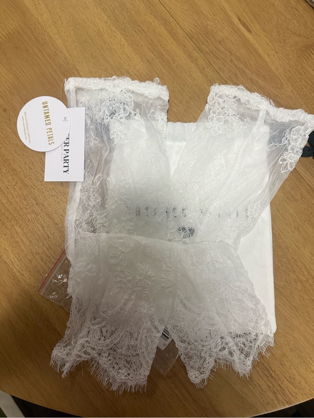 Madeline Gloves - White Lace - Picture 6 of 7